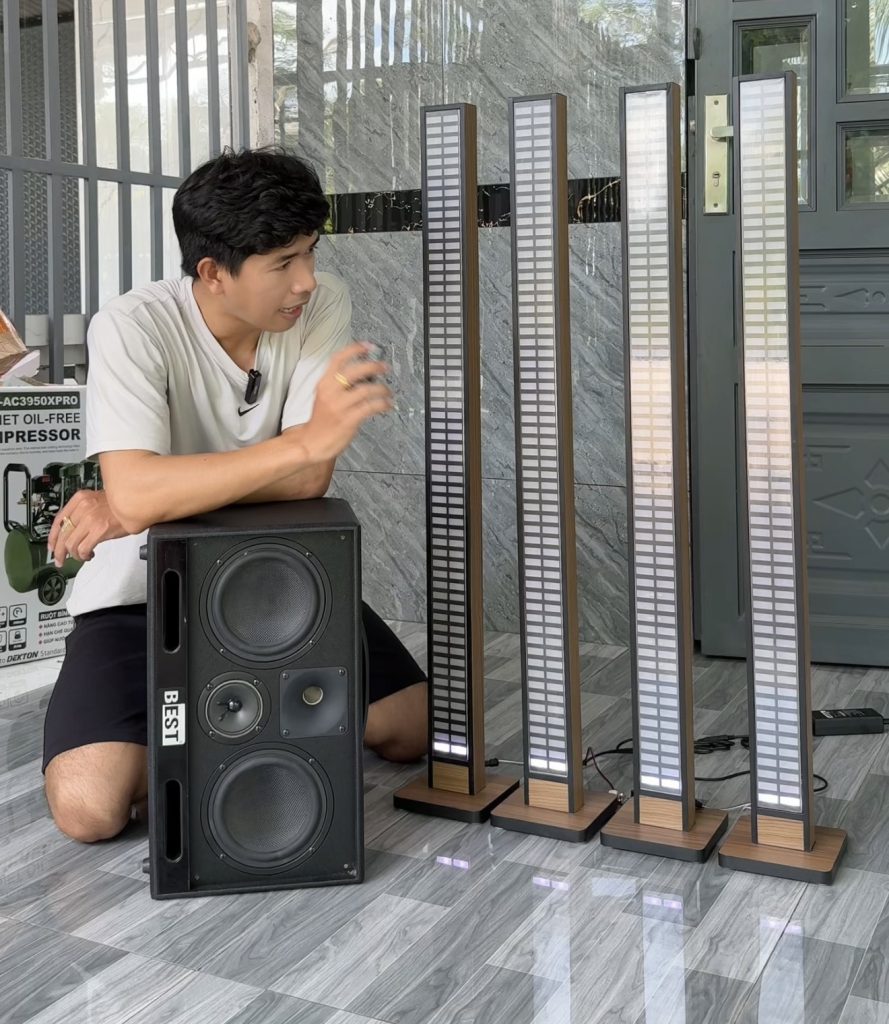 Bảo giới thiệu các cột đèn LED bên dàn loa