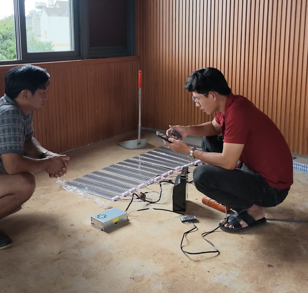 Thử hệ thống LED, remote và bộ điều khiển trong phòng nghe nhạc